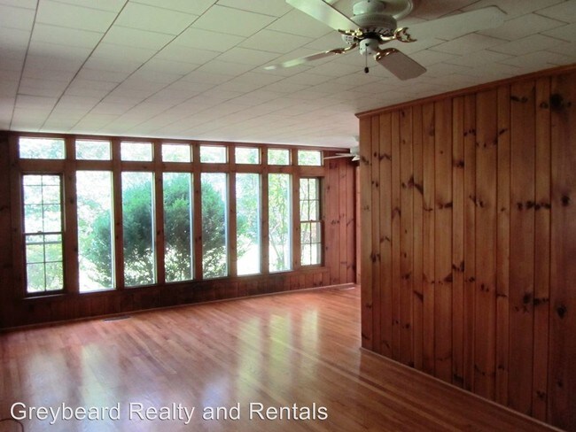 Building Photo - 2 br, 1.5 bath House - 206 Mountain St