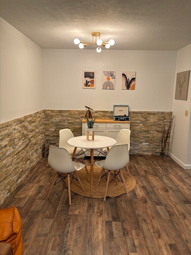 Dining area - 510 N Villa Ct