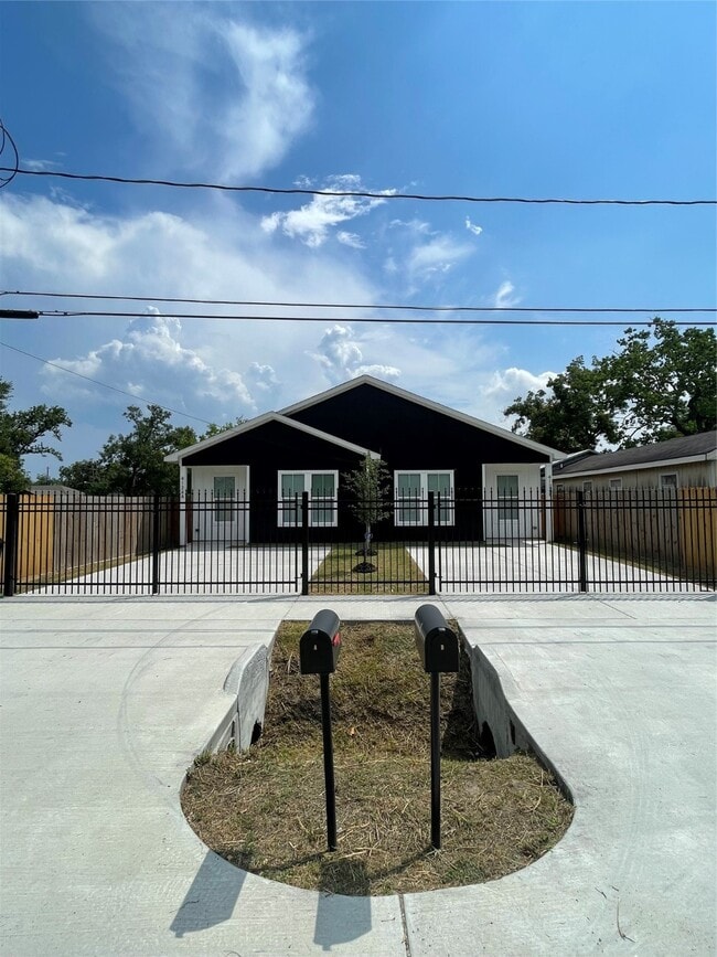 Building Photo - 4124 Vaughn St