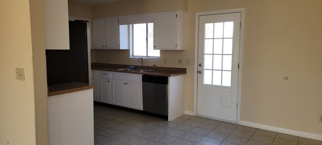 Building Photo - Charming 3Bed/2Ba Home, Conveniently Located in Lynn Haven! *1/2 OFF Security Deposit for Active-...