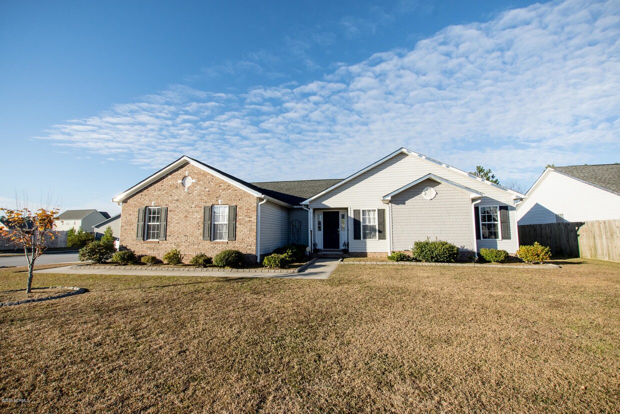 Foto principal - 215 Willoughby Ln