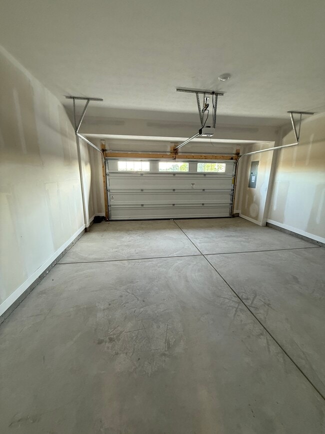 Building Photo - 15138 Farrington Rd