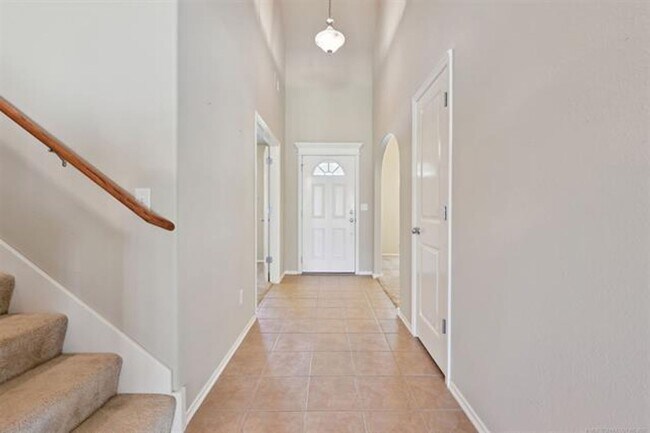 Foto del edificio - Large family home with plenty of space! This home has 4 bedrooms (or 3 with office), large family...