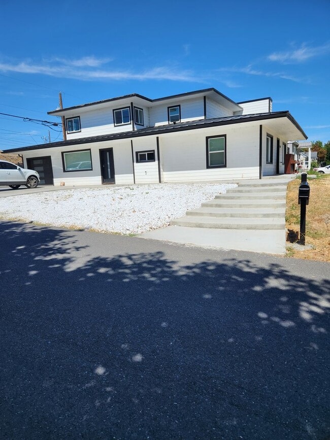 Building Photo - Modern Style and Luxury Amenities in Ephra...