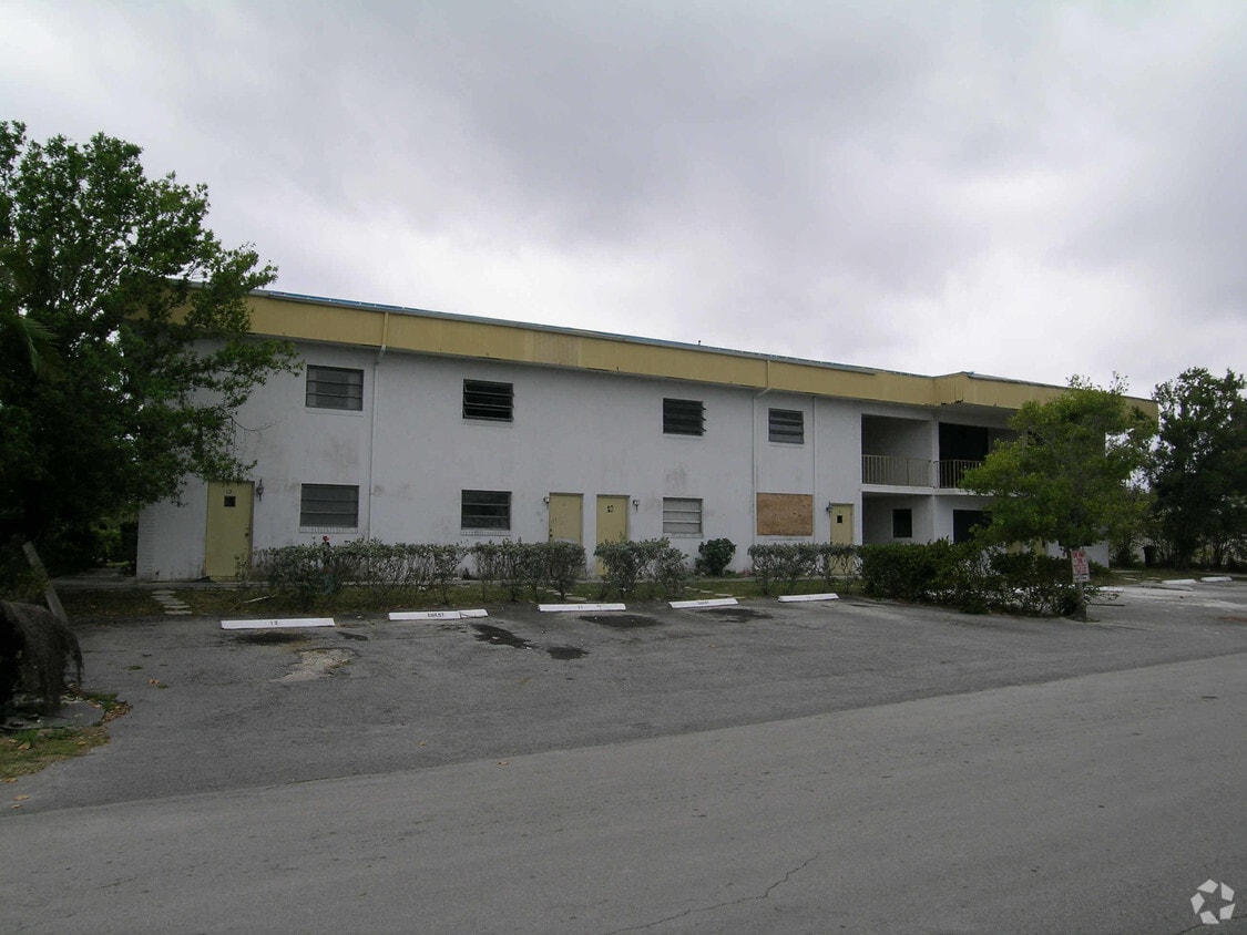 Building Photo - 1000 Palm Trl