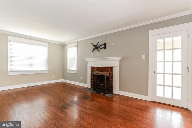 Building Photo - 227 Delview Ln
