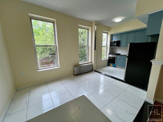 Foto del edificio - 2BR 1BA Original Layout Renovated 5th Ave Park Slope