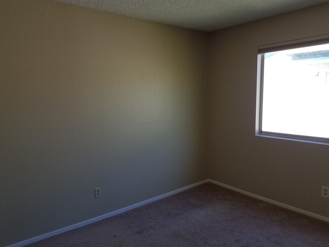 Building Photo - 2407 Sunny Slope Dr