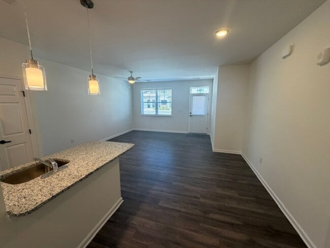 Foto del edificio - 2102 Emden Ln