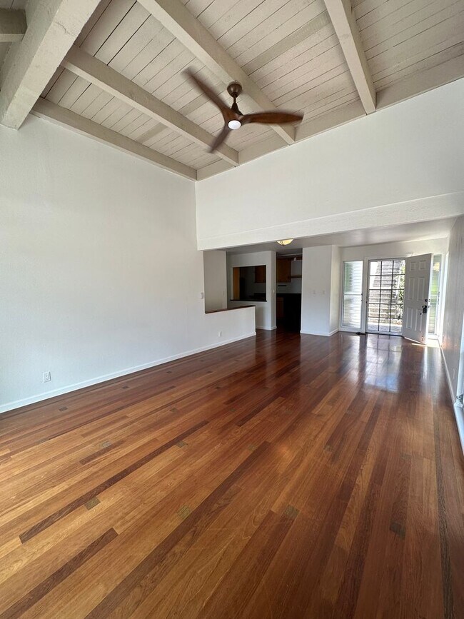 Foto del edificio - Spacious, Fully Renovated, 3 bedroom 2 bat...
