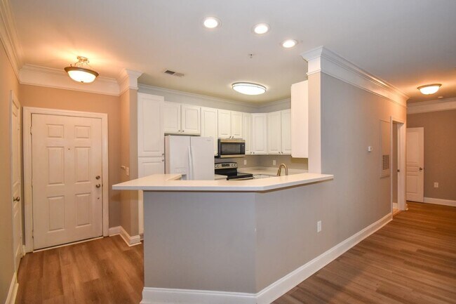 Foto del edificio - 1025 Riverland Woods Pl