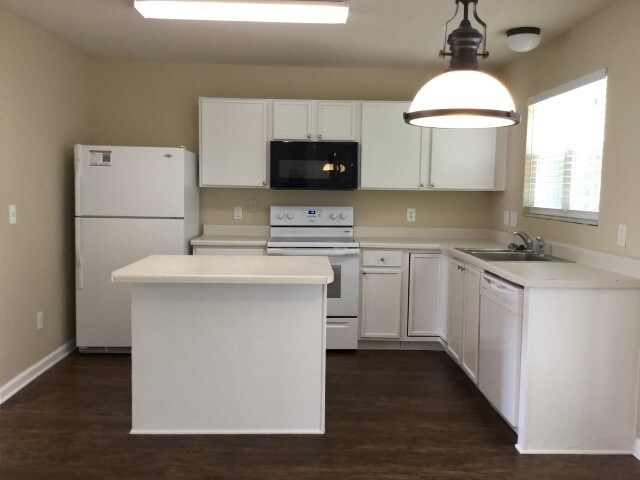 Foto del edificio - 2912 Hayling Dr