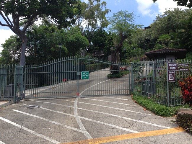 Building Photo - Kahala View Estates Townhouse 4/2.5, 2 Parking/Pool/Tennis