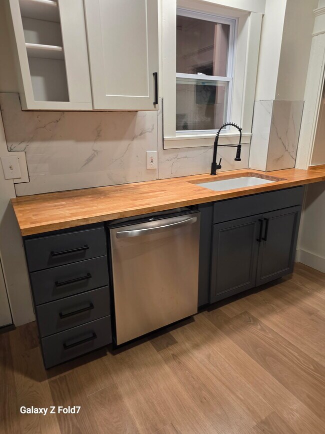 Foto del edificio - 5209 Warren Ave