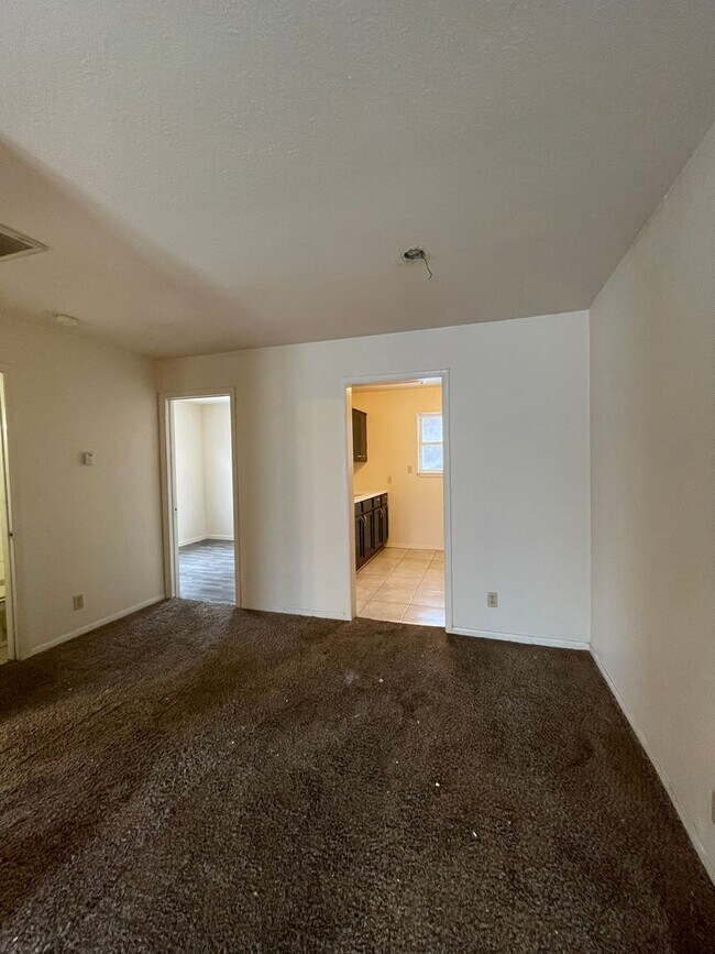Building Photo - 2 bedroom 1 bath duplex available now