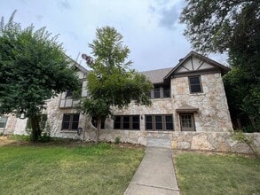 Building Photo - 216 E Rosewood Ave