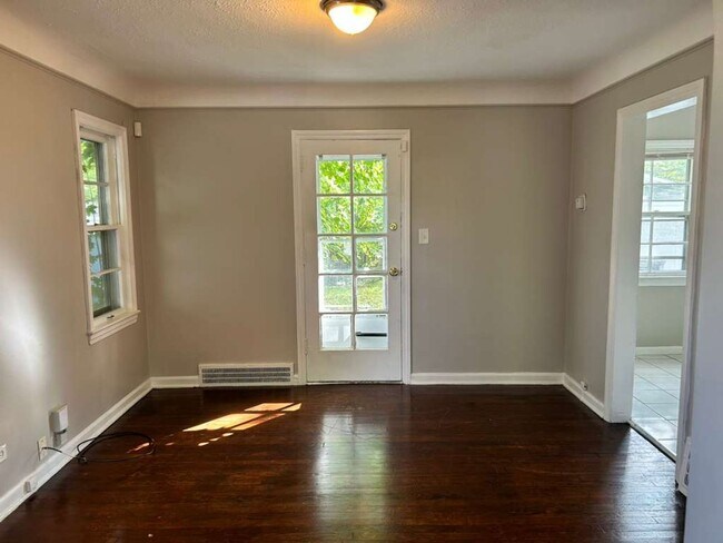 Building Photo - Charming & Spacious 4-Bed Home in Clevelan...