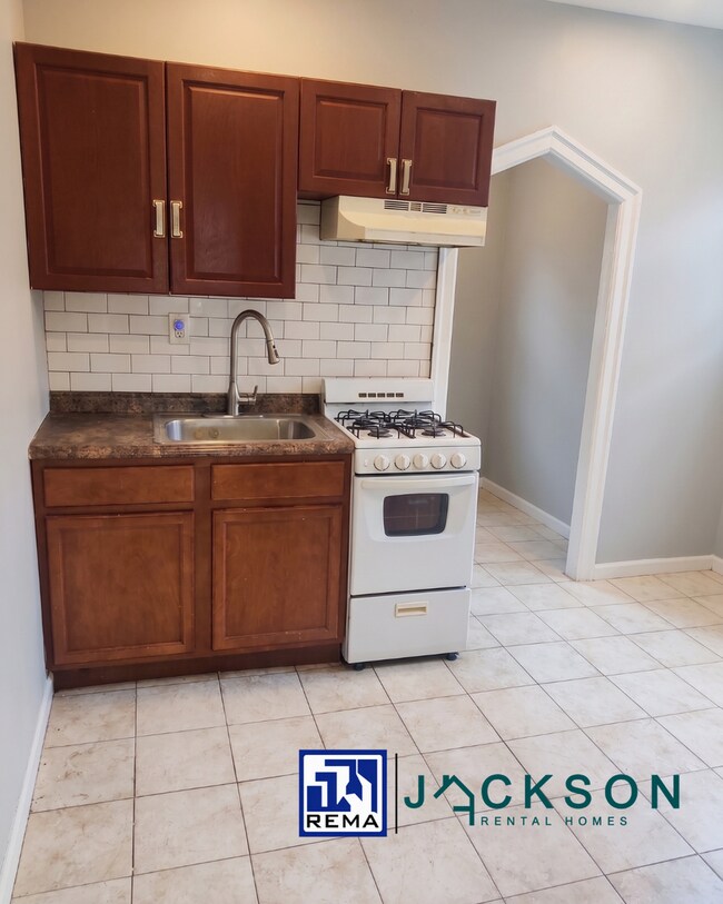 Building Photo - 403 E Rockland St
