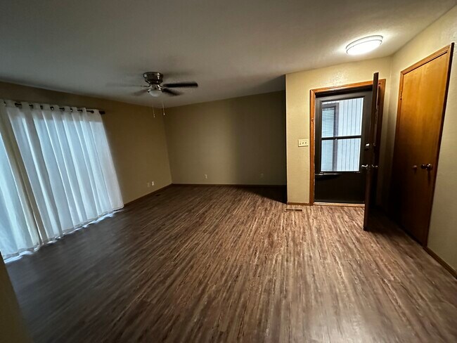Building Photo - 412 N Oakwood Rd