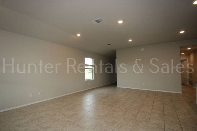 Building Photo - Modern Style Three Bedroom Home