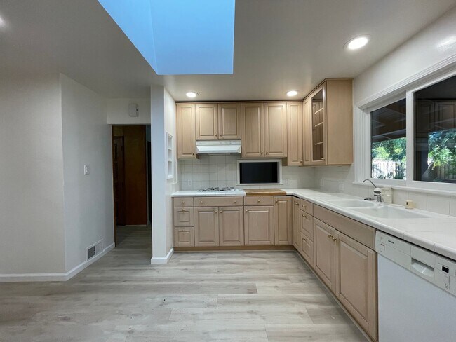 Foto del edificio - Palo Alto Midtown Updated 4BR Home w/ Spacious Yard