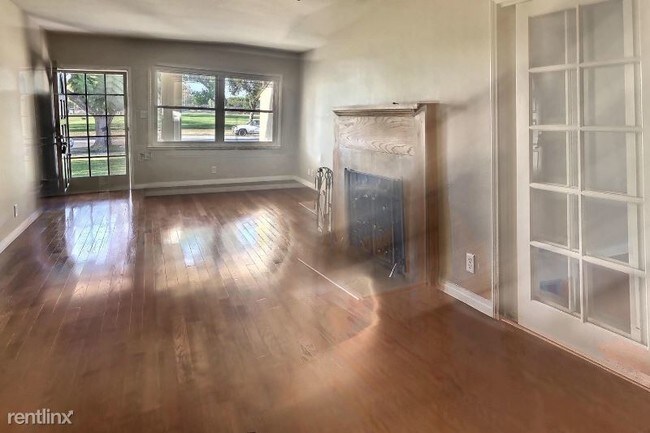 Building Photo - 3 br, 1 bath House - 5562 E Parkcrest St