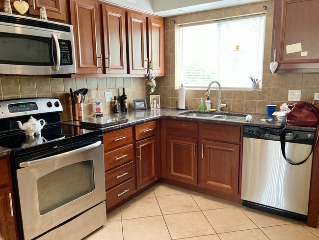 Building Photo - 9352 Bay Colony Dr