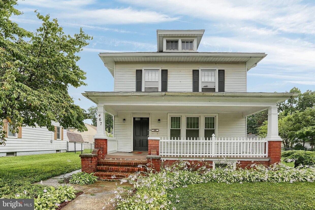 Building Photo - 467 Eshelman St