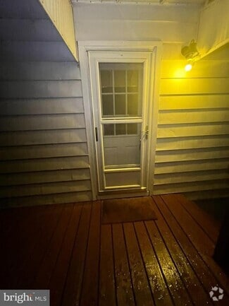 Building Photo - 441 Larchmont Dr