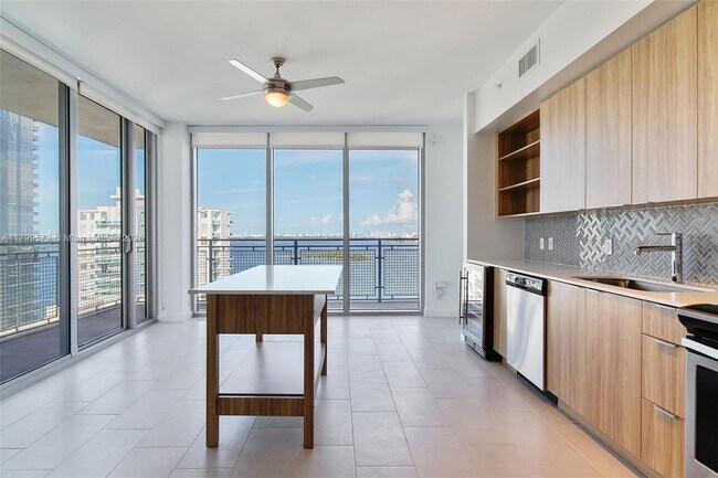 Foto del edificio - 2150 N Bayshore Dr