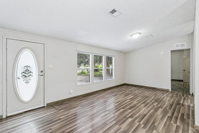 Foto del edificio - 223 Ajax Dr NW