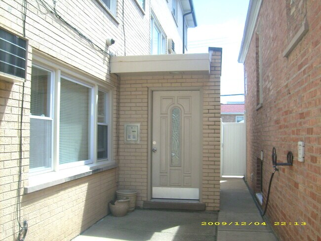 Foto del edificio - 7019 W Irving Park Rd