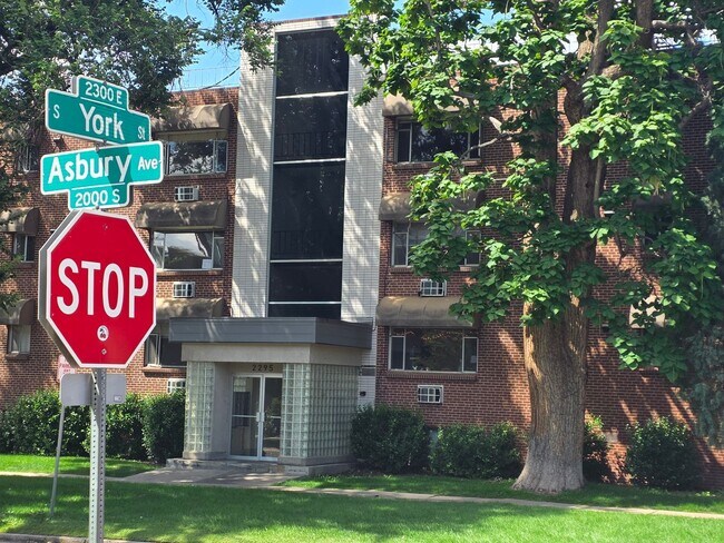 Foto del edificio - 2295 E Asbury Ave