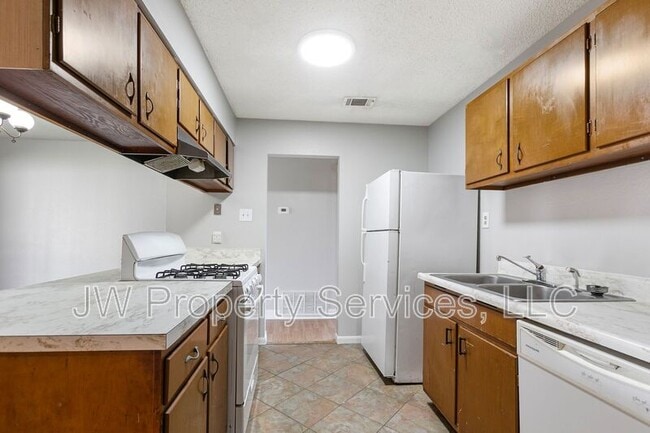 Building Photo - 5036 Highland Dr