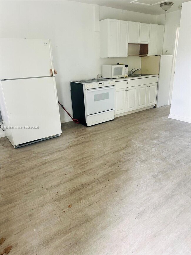 Foto del edificio - 3981 SW 12th Pl