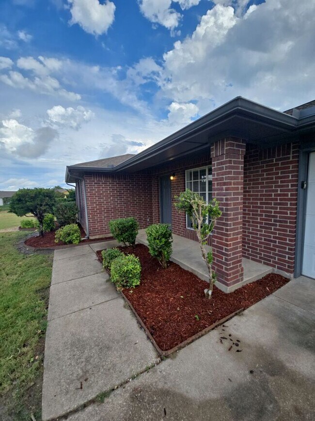 Building Photo - 9561 Lonesome Dove Dr