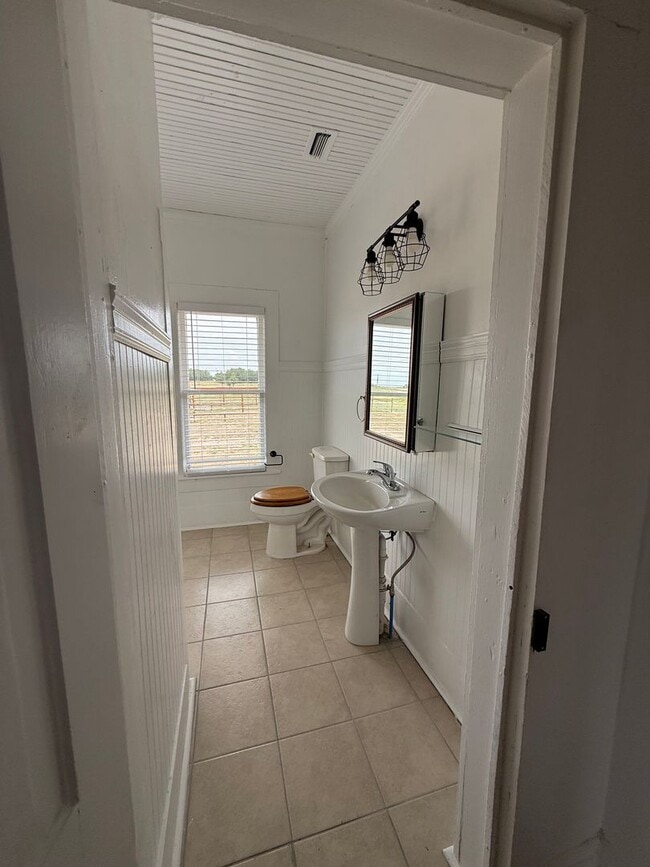 Building Photo - Charming Country Home w/ Horse Accommodations