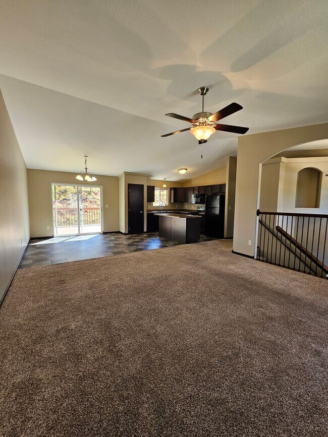 Foto del edificio - 4 BEDROOM | 3 BATH | TOWNHOME | GARAGE | WEST SIDE