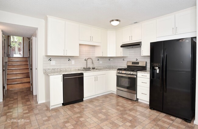 Building Photo - 3 Bedroom 2 Bath updated home in desired A...