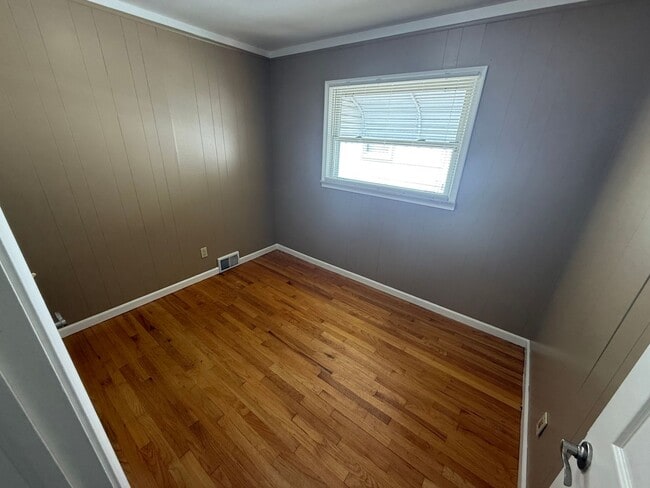 Building Photo - 3 BedroomRanch with a Detached 2 Car Garag...