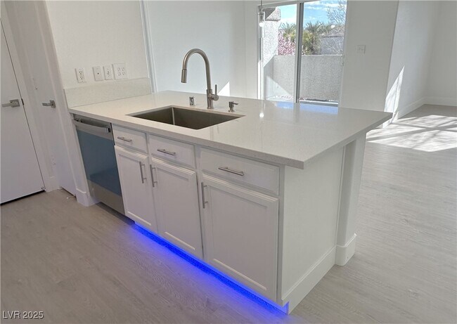 Foto del edificio - 7255 W Sunset Rd