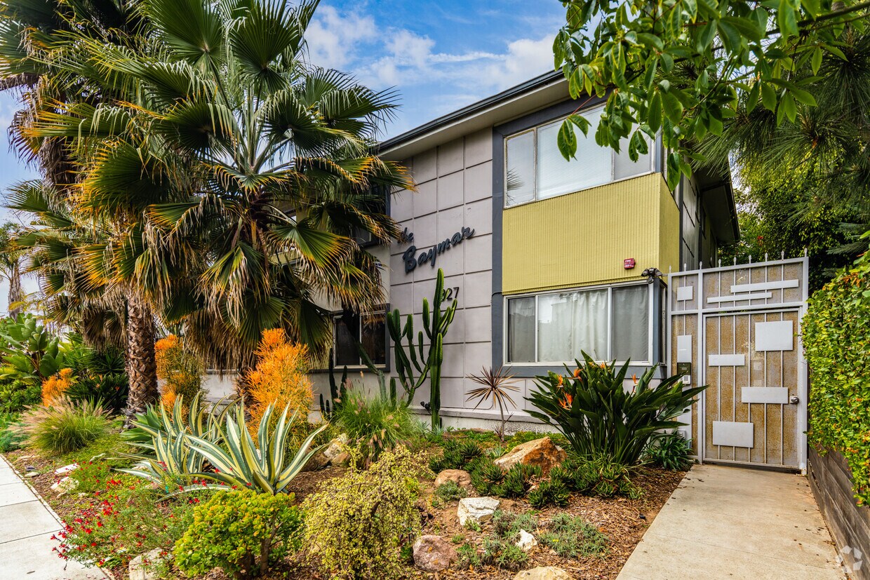 Primaria - 827 Bay St