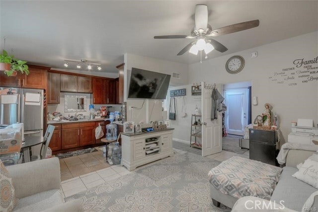 Foto del edificio - 587 El Placer Rd