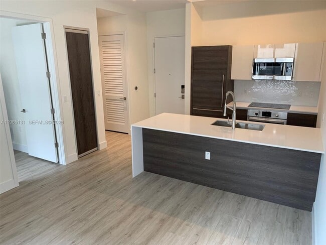 Foto del edificio - 301 Altara Ave