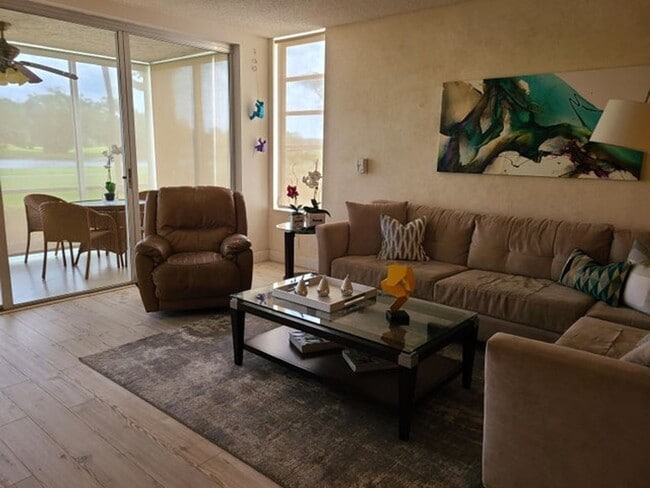 Foto del edificio - 804 Cypress Blvd