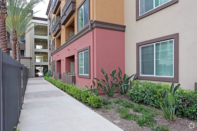 Tustin New Apartments