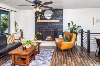 Building Photo - 166 380 E