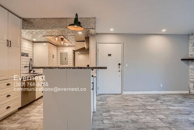 Building Photo - 8335 Fairmount Dr