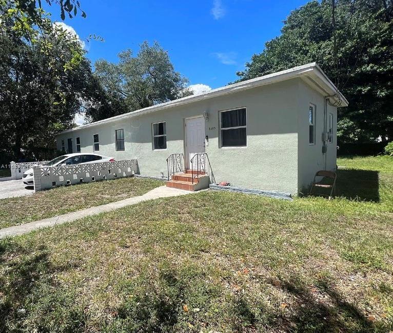 Foto principal - 3 bedroom in Miami FL 33147