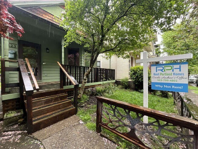 Foto del edificio - Large NW Portland Home Near Shops & Restaurants with Finished Basement & Bay Windows